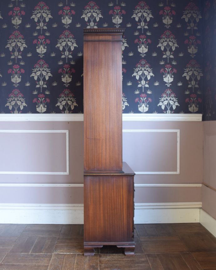 アンティークのキャビネット　アンティーク家具　大きなガラス扉が印象的なアンティークのブックケース（本棚）。横から見てもピカピカです。(q-822-f)