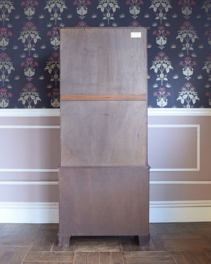 アンティークのキャビネット　アンティーク家具　大きなガラス扉が印象的なアンティークのブックケース（本棚）。アンティークは新品ではないので、もちろん経年変化によるキズはありますが、専門の職人が目立たないようキレイにお直しをしているので、後姿までキレイです。(q-822-f)