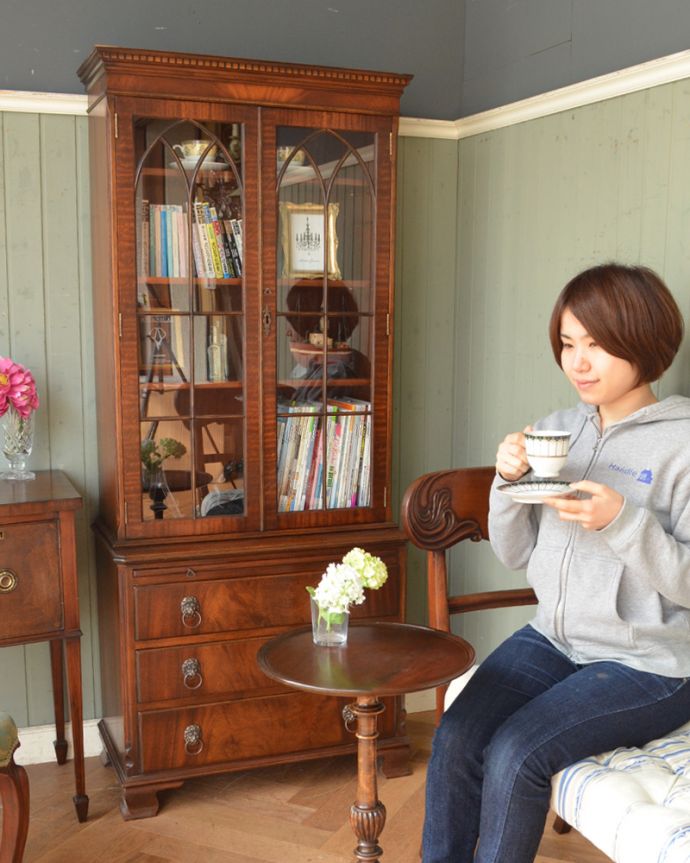 アンティークのキャビネット　アンティーク家具　大きなガラス扉が印象的なアンティークのブックケース（本棚）。。(q-822-f)