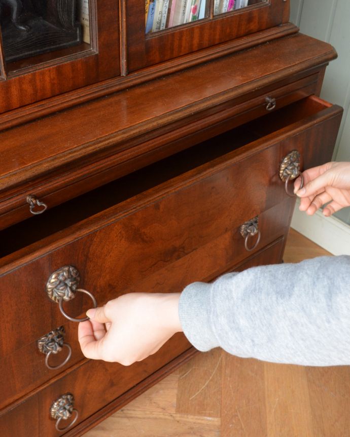 アンティークのキャビネット　アンティーク家具　大きなガラス扉が印象的なアンティークのブックケース（本棚）。引き出しの取っ手は、重厚感のあるデザインが施されています。(q-822-f)