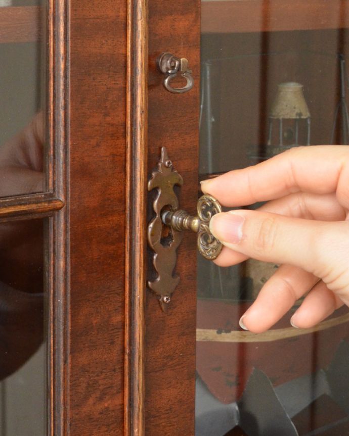 アンティークのキャビネット　アンティーク家具　大きなガラス扉が印象的なアンティークのブックケース（本棚）。ガラス扉には、取っ手と鍵穴があります。(q-822-f)