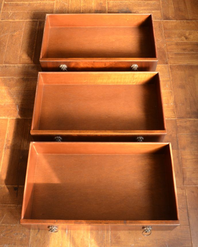 アンティークのキャビネット　アンティーク家具　大きなガラス扉が印象的なアンティークのブックケース（本棚）。引き出しは３杯。(q-822-f)