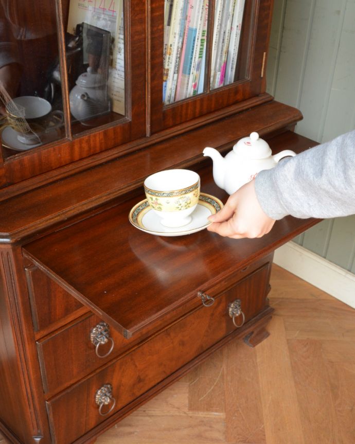 アンティークのキャビネット　アンティーク家具　大きなガラス扉が印象的なアンティークのブックケース（本棚）。作業台は、引き出しのように引き出して使います。(q-822-f)