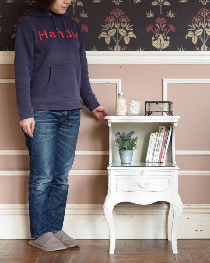 アンティークのチェスト　アンティーク家具　美しいアンティークのフレンチインテリア、ホワイトカラーのベッドサイドチェスト。ディスプレイと収納も兼ねた可愛いキャビネット。(q-840-f)