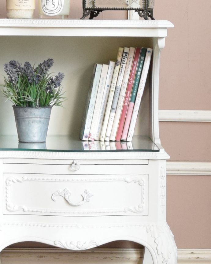 アンティークのチェスト　アンティーク家具　美しいアンティークのフレンチインテリア、ホワイトカラーのベッドサイドチェスト。可愛くって華やかなフレンチスタイルのミニキャビネット。(q-840-f)