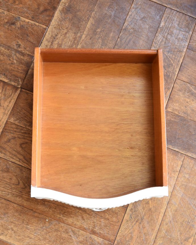 アンティークのチェスト　アンティーク家具　美しいアンティークのフレンチインテリア、ホワイトカラーのベッドサイドチェスト。引き出しは1杯。(q-840-f)