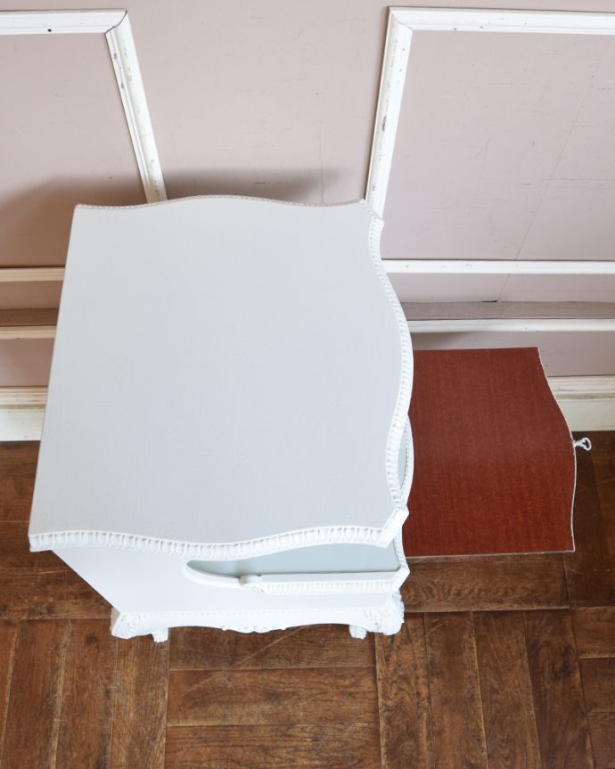 アンティークのチェスト　アンティーク家具　美しいアンティークのフレンチインテリア、ホワイトカラーのベッドサイドチェスト。天板はピカピカです。(q-840-f)