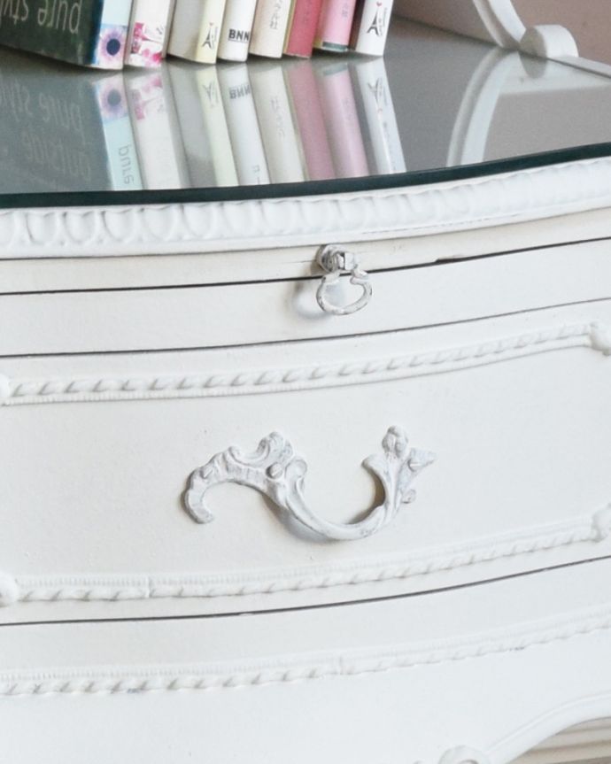 アンティークのチェスト　アンティーク家具　美しいアンティークのフレンチインテリア、ホワイトカラーのベッドサイドチェスト。引き出しの取っ手は植物をモチーフにしたデザイン。(q-840-f)