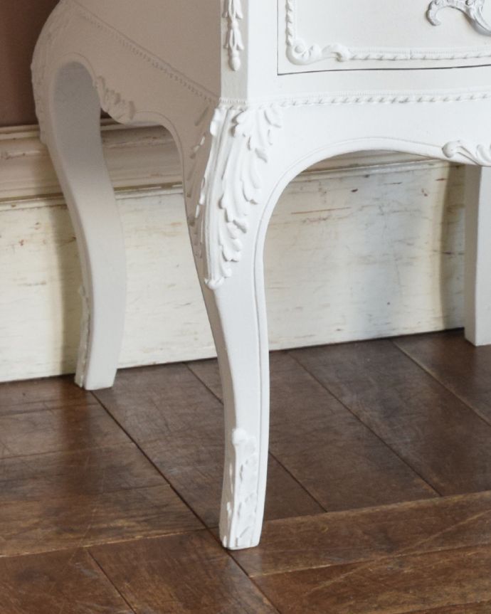 アンティークのチェスト　アンティーク家具　美しいアンティークのフレンチインテリア、ホワイトカラーのベッドサイドチェスト。美しい飾りが入っている脚です。(q-840-f)