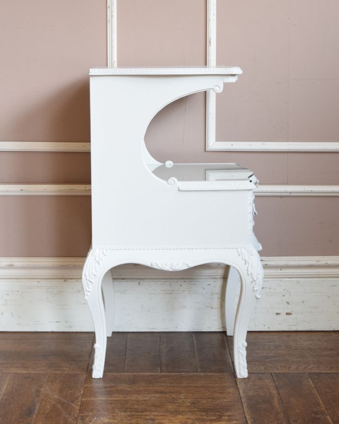 アンティークのチェスト　アンティーク家具　美しいアンティークのフレンチインテリア、ホワイトカラーのベッドサイドチェスト。サイドにも可愛い飾り。(q-840-f)