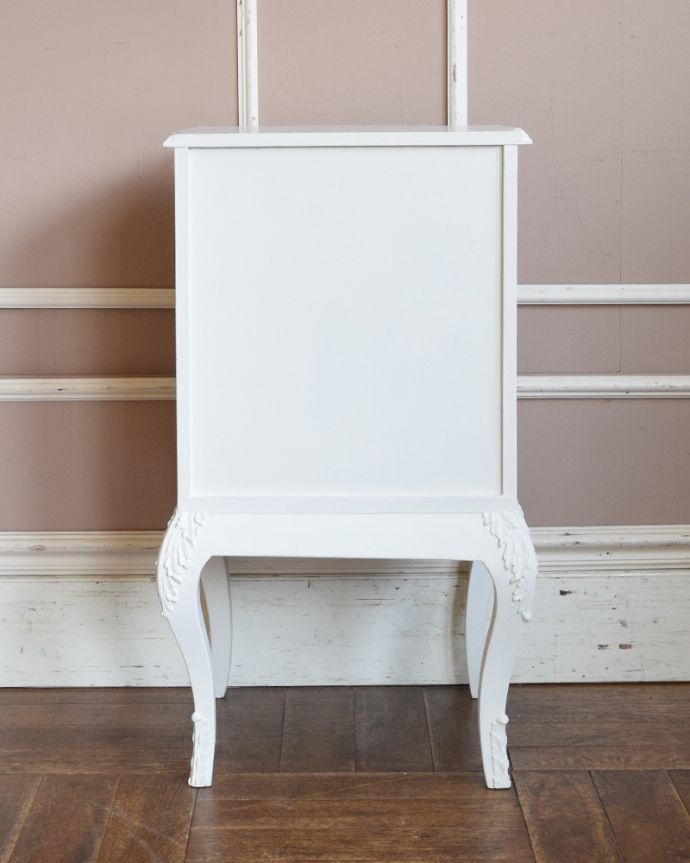 アンティークのチェスト　アンティーク家具　美しいアンティークのフレンチインテリア、ホワイトカラーのベッドサイドチェスト。※アンティークは新品ではないので、もちろん経年変化によるキズはありますが、専門の職人が目立たないようキレイにお直しをしているので、後姿までキレイです。(q-840-f)