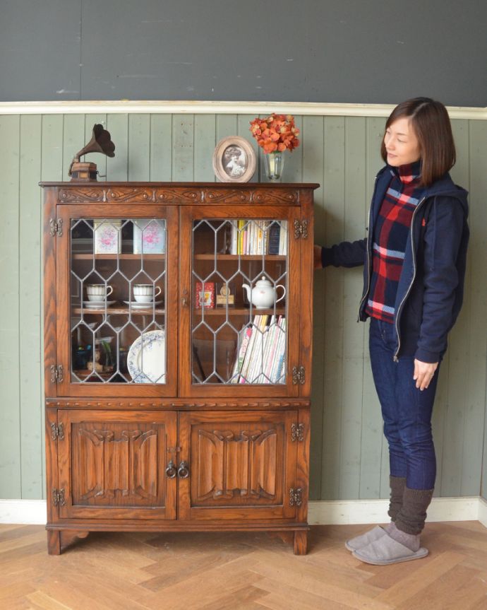アンティークのキャビネット アンティーク家具 ステンドグラス扉のブックケース(本棚)、英国のアンティーク家具。本棚としてはもちろん、グラスや食器を並べて飾り棚としても素敵ですよ。(q-842-f)