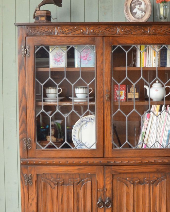 アンティークのキャビネット アンティーク家具 ステンドグラス扉のブックケース(本棚)、英国のアンティーク家具。風格と品があるので、リビングはもちろん、和室や書斎、客間にも最適。(q-842-f)