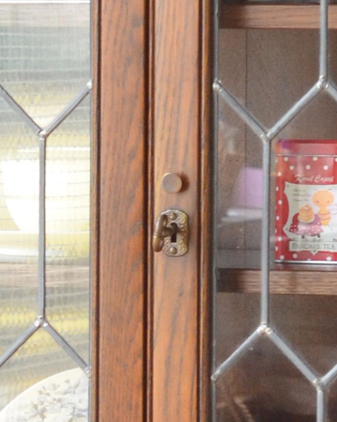 アンティークのキャビネット アンティーク家具 ステンドグラス扉のブックケース(本棚)、英国のアンティーク家具。アンティークの味わいが詰まっている小さな取っ手が付いています。(q-842-f)