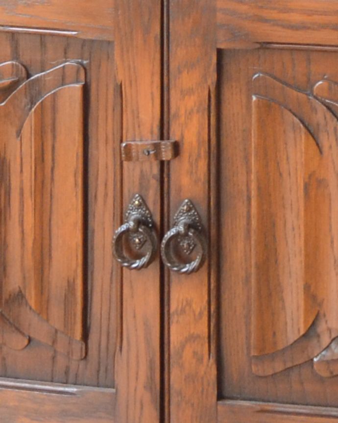 アンティークのキャビネット アンティーク家具 ステンドグラス扉のブックケース(本棚)、英国のアンティーク家具。扉の取っ手はリングタイプ。(q-842-f)