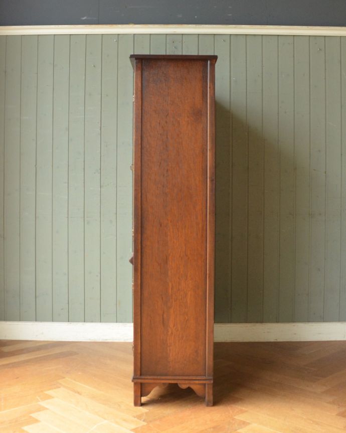 アンティークのキャビネット アンティーク家具 ステンドグラス扉のブックケース(本棚)、英国のアンティーク家具。横から見てもピカピカです。(q-842-f)