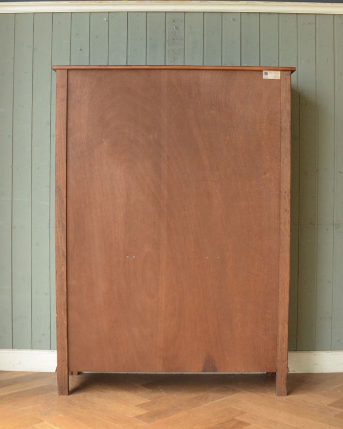 アンティークのキャビネット アンティーク家具 ステンドグラス扉のブックケース(本棚)、英国のアンティーク家具。アンティークは新品ではないので、もちろん経年変化によるキズはありますが、専門の職人が目立たないようキレイにお直しをしているので、後姿までキレイです。(q-842-f)