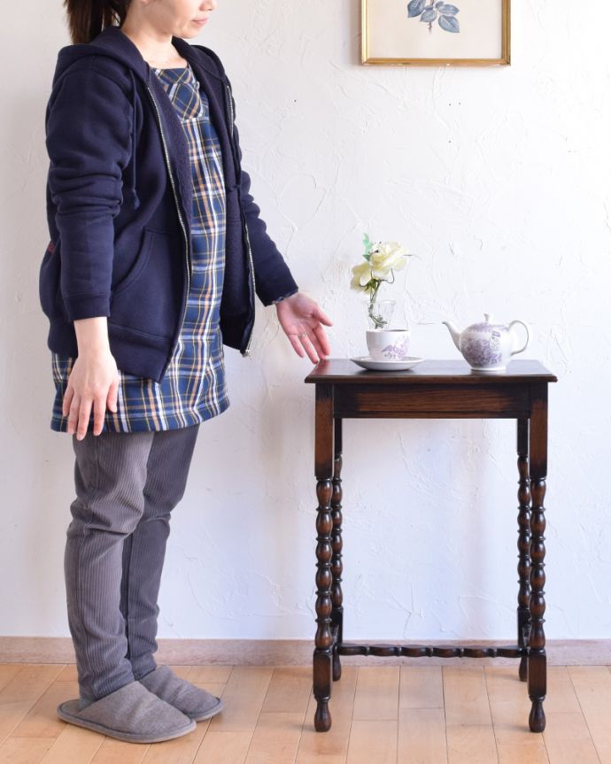 アンティークのテーブル アンティーク家具 脚のデザインが美しい小さなテーブル、アンティークのオケージョナルテーブル。どんな場所でも便利に使える小さなテーブルそもそも「オケージョナル」とは「便利に使える」と言う意味。(q-847-f)