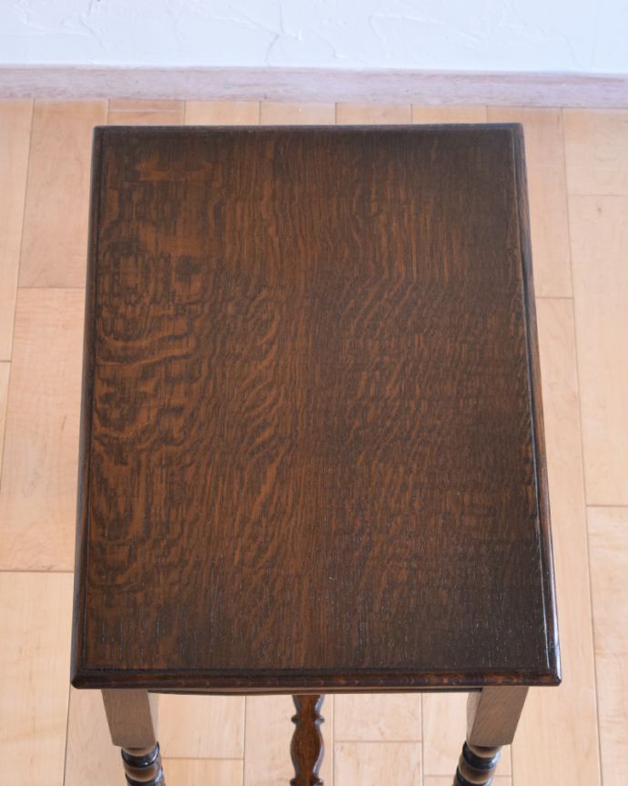 アンティークのテーブル アンティーク家具 脚のデザインが美しい小さなテーブル、アンティークのオケージョナルテーブル。天板の形を見てみると・・・テーブルの形を上から見ると、こんな感じです。(q-847-f)