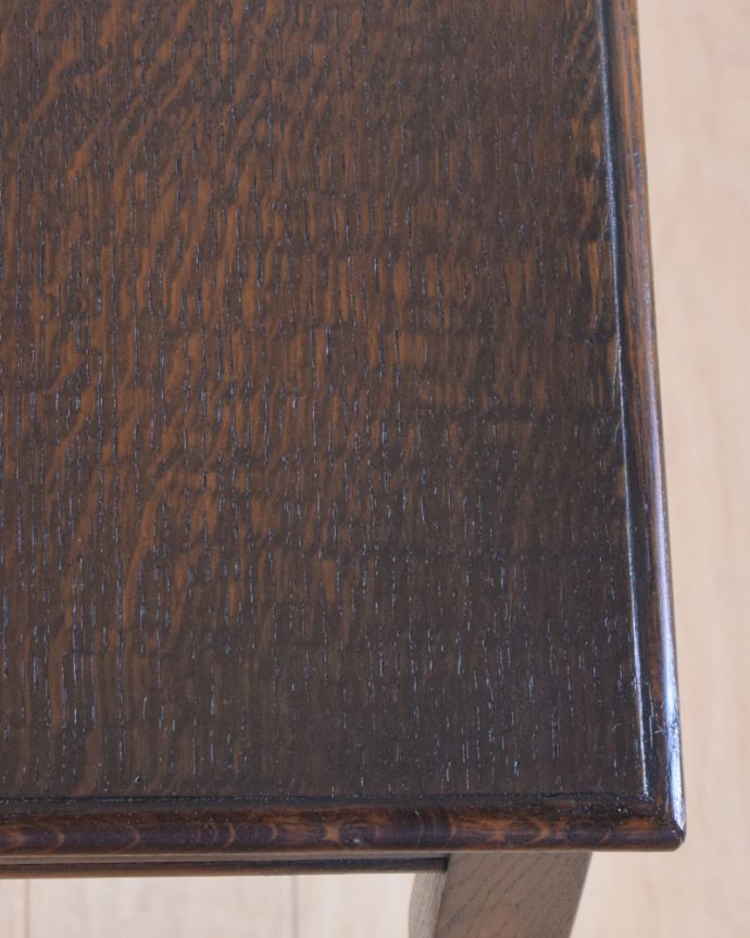 アンティークのテーブル アンティーク家具 脚のデザインが美しい小さなテーブル、アンティークのオケージョナルテーブル。天板を近づいてみると…アンティークだから手に入れることが出来る天板に使われている銘木の美しさにうっとりです。(q-847-f)