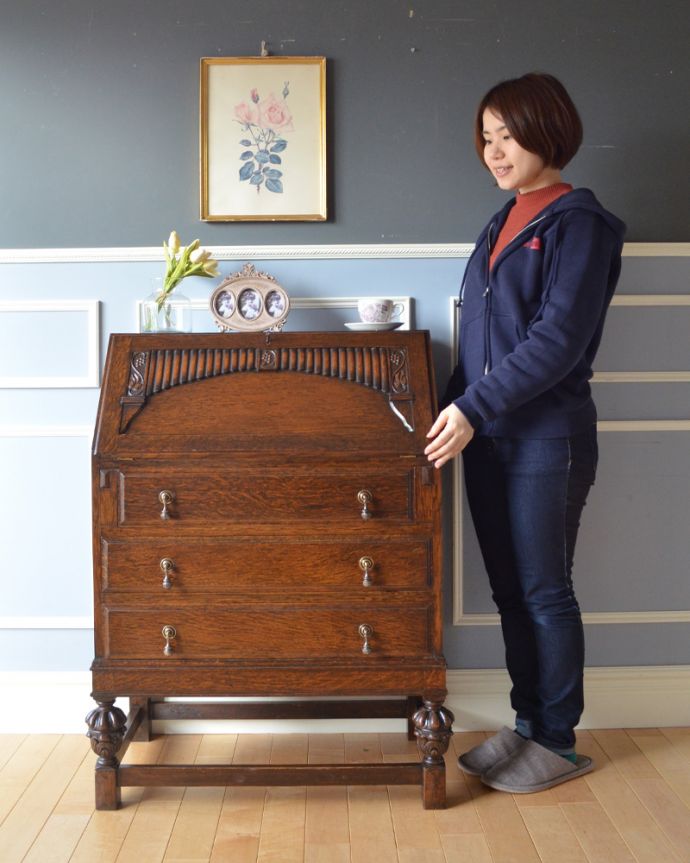 ビューロー　アンティーク家具　英国輸入のアンティーク家具、葡萄の彫りが付いたライティングビューロー（デスク）。英国らしいドッシリとした落ち着いた雰囲気が自慢扉を開くだけでデスクになっちゃうビューロー。(q-851-f)