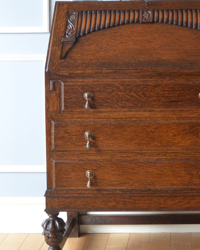 ビューロー　アンティーク家具　英国輸入のアンティーク家具、葡萄の彫りが付いたライティングビューロー（デスク）。英国アンティークらしい木目の美しさ自慢はアンティークだから手に入る木目の美しさ。(q-851-f)