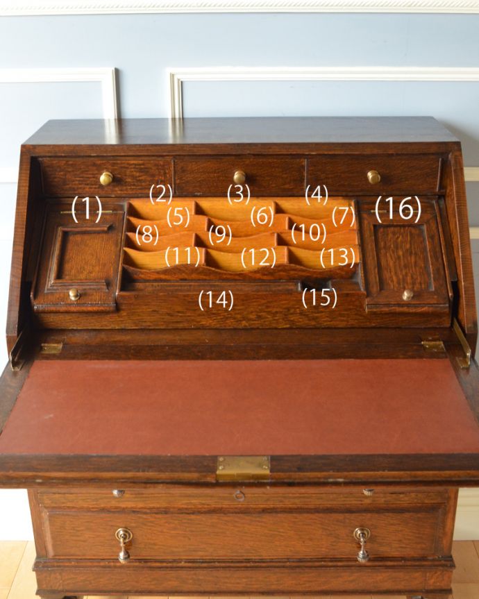 ビューロー　アンティーク家具　英国輸入のアンティーク家具、葡萄の彫りが付いたライティングビューロー（デスク）。細かく仕切られた中身にうっとり扉の中身はこんなに細かく仕切られています。(q-851-f)