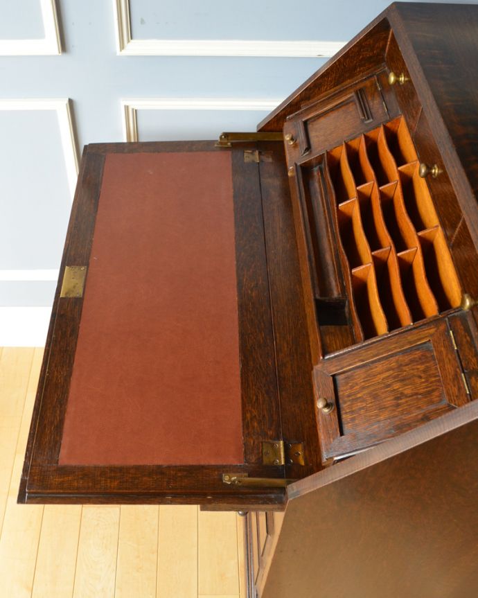 ビューロー　アンティーク家具　英国輸入のアンティーク家具、葡萄の彫りが付いたライティングビューロー（デスク）。デスクの部分を上から見ると･･･天板部分の塗装も専門の職人がしっかりキレイに修復したので、こんなにキレイです。(q-851-f)