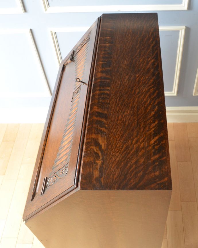 ビューロー　アンティーク家具　英国輸入のアンティーク家具、葡萄の彫りが付いたライティングビューロー（デスク）。ピカピカにお直ししました。(q-851-f)