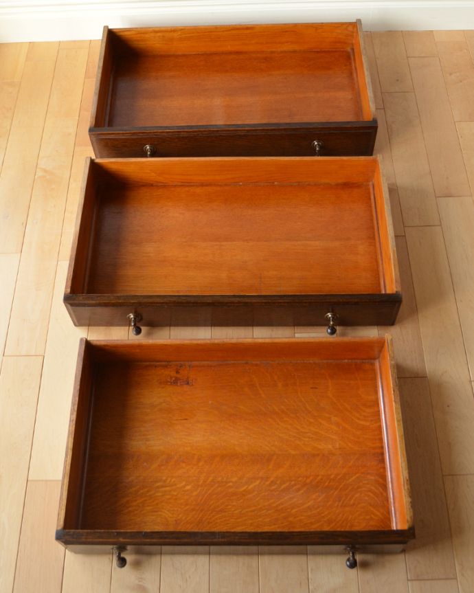 ビューロー　アンティーク家具　英国輸入のアンティーク家具、葡萄の彫りが付いたライティングビューロー（デスク）。引き出しの中もキレイに仕上げましたもちろん、引き出しの中もキレイに修復したので、実用的にいろんなものを収納してお使い下さい。(q-851-f)