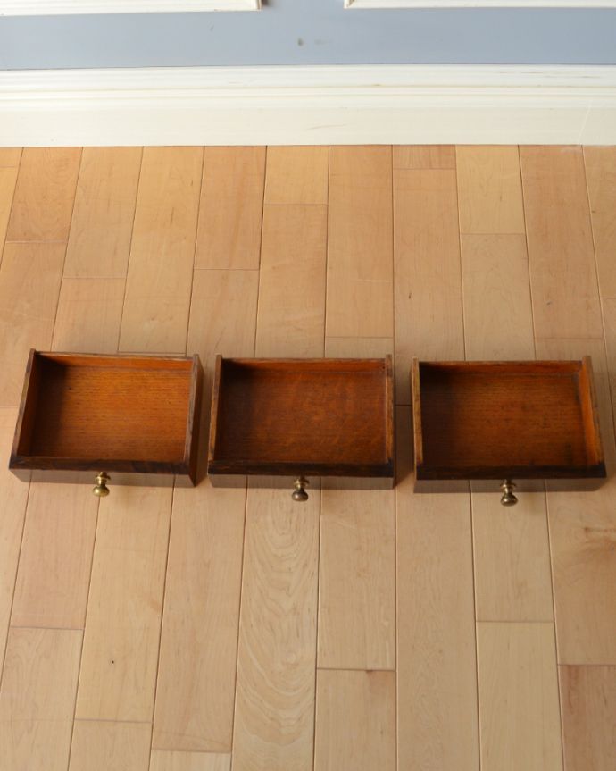 ビューロー　アンティーク家具　英国輸入のアンティーク家具、葡萄の彫りが付いたライティングビューロー（デスク）。細かいものはココへビューローの中央に小さな引き出しが３杯付いているんです。(q-851-f)