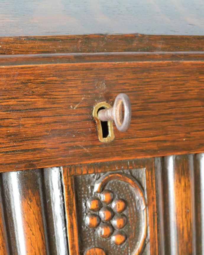 ビューロー　アンティーク家具　英国輸入のアンティーク家具、葡萄の彫りが付いたライティングビューロー（デスク）。鍵を使って開けて下さいおとぎ話から出てきたような可愛いアンティークの鍵で開け閉め出来ます。(q-851-f)