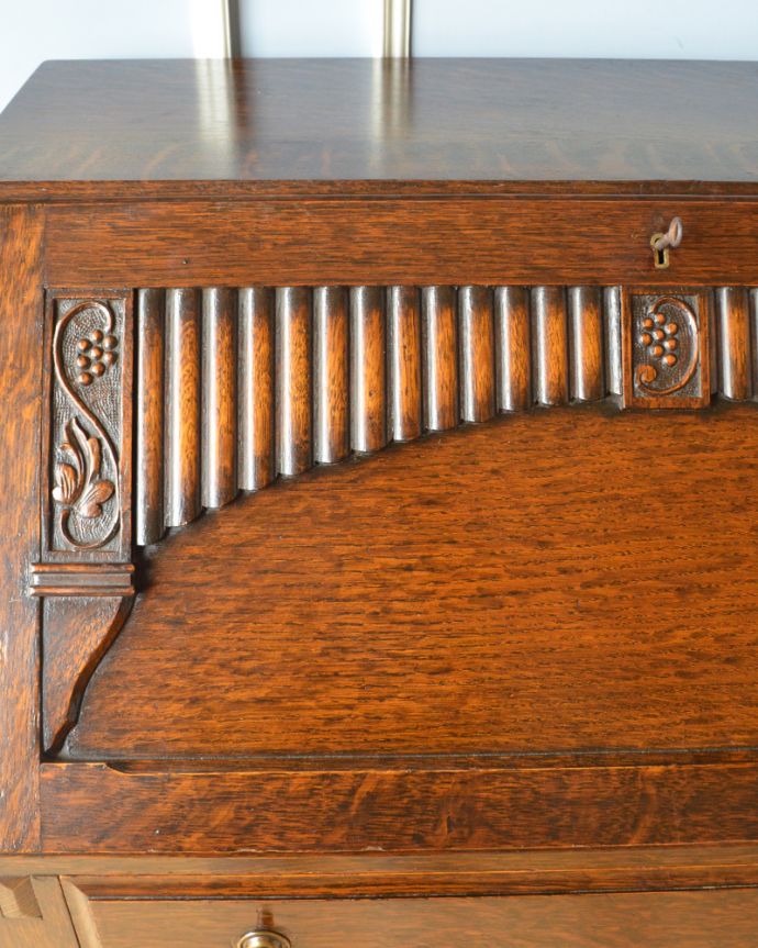 ビューロー　アンティーク家具　英国輸入のアンティーク家具、葡萄の彫りが付いたライティングビューロー（デスク）。惚れ惚れしちゃう美しさこんなに堅い無垢材に一体どうやって彫ったんだろう？と不思議になるくらい細かい彫にうっとりです。(q-851-f)