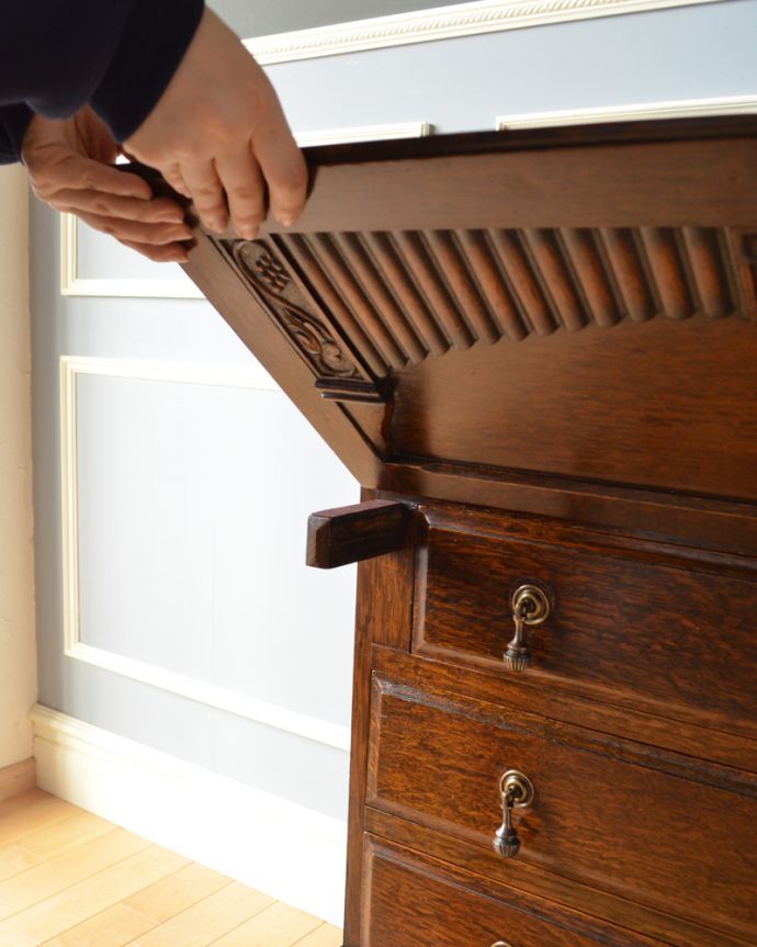 ビューロー　アンティーク家具　英国輸入のアンティーク家具、葡萄の彫りが付いたライティングビューロー（デスク）。扉を前に倒すと･･･ビューロー部分の扉は簡単に前に倒せます。(q-851-f)