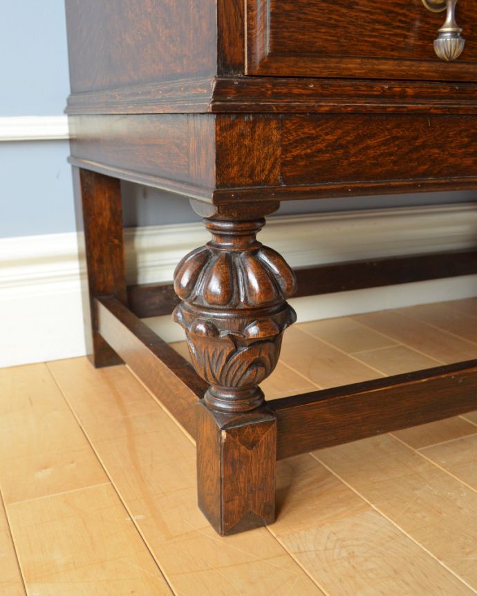 ビューロー　アンティーク家具　英国輸入のアンティーク家具、葡萄の彫りが付いたライティングビューロー（デスク）。女性１人でラクラ運べちゃうんですHandleのアンティークは、脚の裏にフェルトキーパーをお付けしています。(q-851-f)