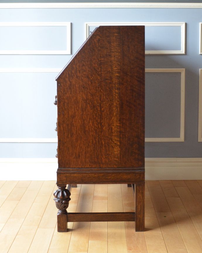 ビューロー　アンティーク家具　英国輸入のアンティーク家具、葡萄の彫りが付いたライティングビューロー（デスク）。横から見ても素敵なんですもちろん横から見ても自慢できるようにキレイに仕上げました。(q-851-f)