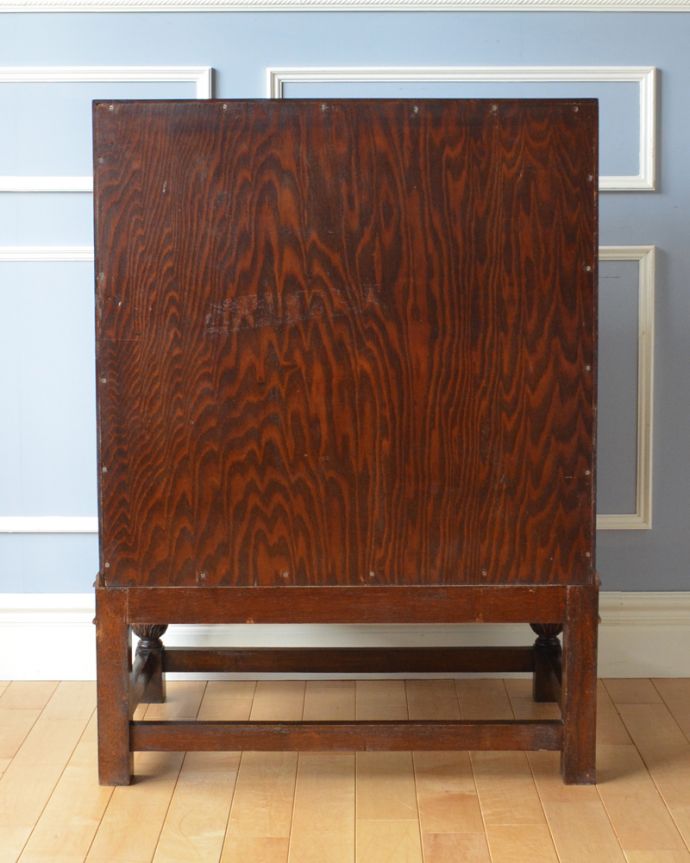 ビューロー　アンティーク家具　英国輸入のアンティーク家具、葡萄の彫りが付いたライティングビューロー（デスク）。もちろん後ろ姿もキレイですアンティークは新品ではないので経年変化によるキズはありますが専門の職人がしっかり修復したので安心してお使いください。(q-851-f)