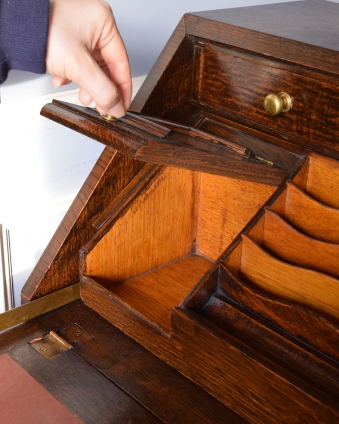 ビューロー　アンティーク家具　英国輸入のアンティーク家具、葡萄の彫りが付いたライティングビューロー（デスク）。ビューローの中には扉が２つ付いています。(q-851-f)