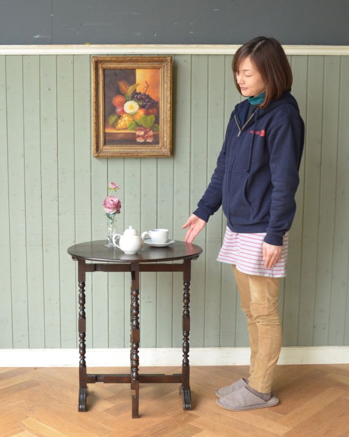 アンティークのテーブル　アンティーク家具　英国輸入の家具、折りたためるアンティークフォールディングテーブル。そっと壁に付けて置くだけで、オシャレな雰囲気に。(q-852-f)