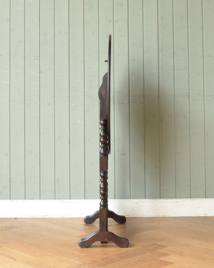 アンティークのテーブル　アンティーク家具　英国輸入の家具、折りたためるアンティークフォールディングテーブル。使わないときは、たたんで壁につけておけば、お部屋が広く使えます。(q-852-f)