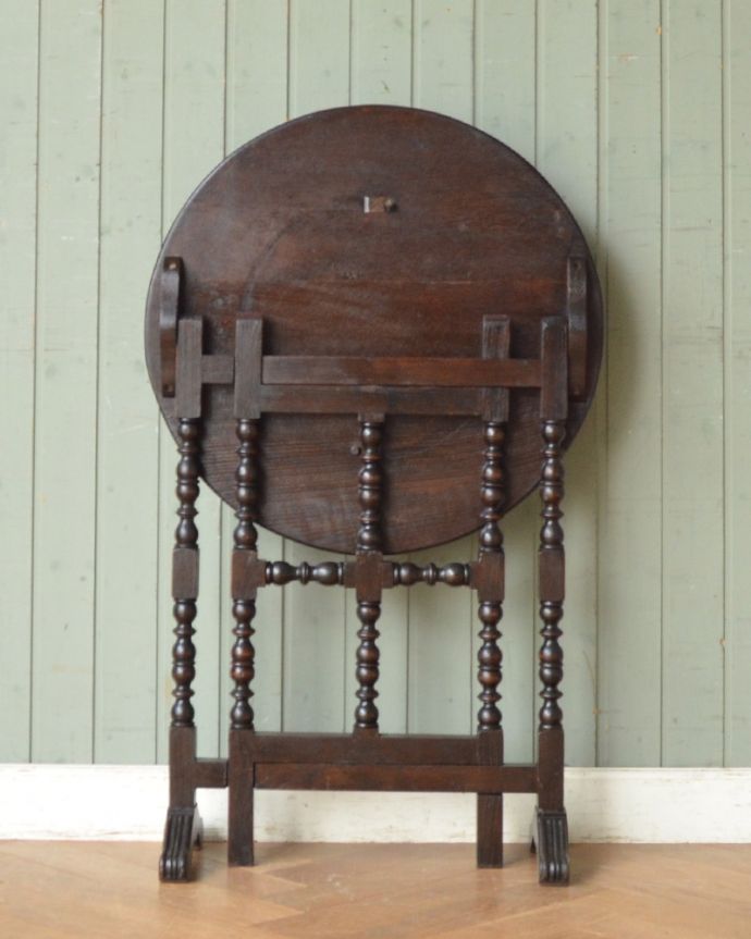 アンティークのテーブル　アンティーク家具　英国輸入の家具、折りたためるアンティークフォールディングテーブル。アンティークは新品ではないので、もちろん経年変化によるキズはありますが、専門の職人が目立たないようキレイにお直しをしているので、どこから見てもキレイです。(q-852-f)