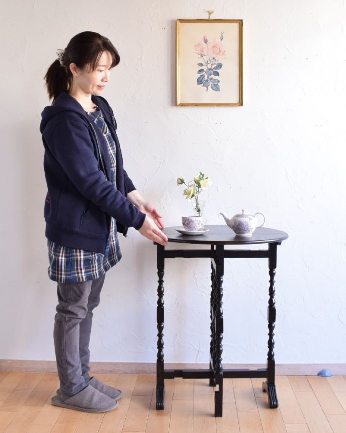 アンティークのテーブル アンティーク家具 折りたたみできるフォールディングテーブル、イギリスのアンティーク家具。そっと壁に付けて置くだけで、オシャレな雰囲気に。(q-853-f)