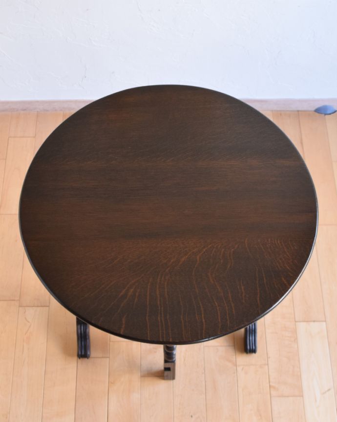 アンティークのテーブル アンティーク家具 折りたたみできるフォールディングテーブル、イギリスのアンティーク家具。天板はピカピカにお直ししました。(q-853-f)