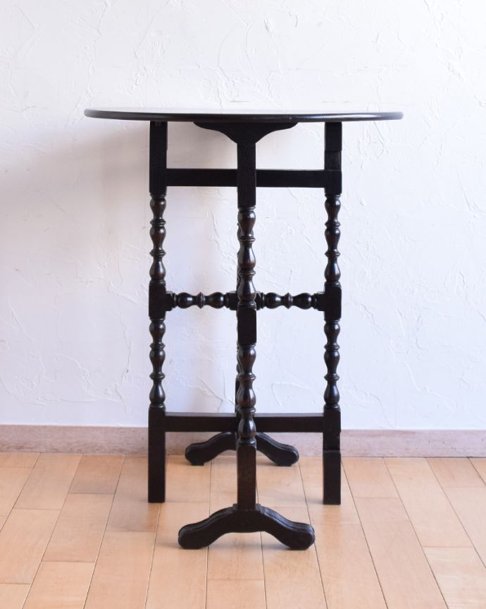 アンティークのテーブル アンティーク家具 折りたたみできるフォールディングテーブル、イギリスのアンティーク家具。キレイな状態なので大切に使われていたことが分かります。(q-853-f)