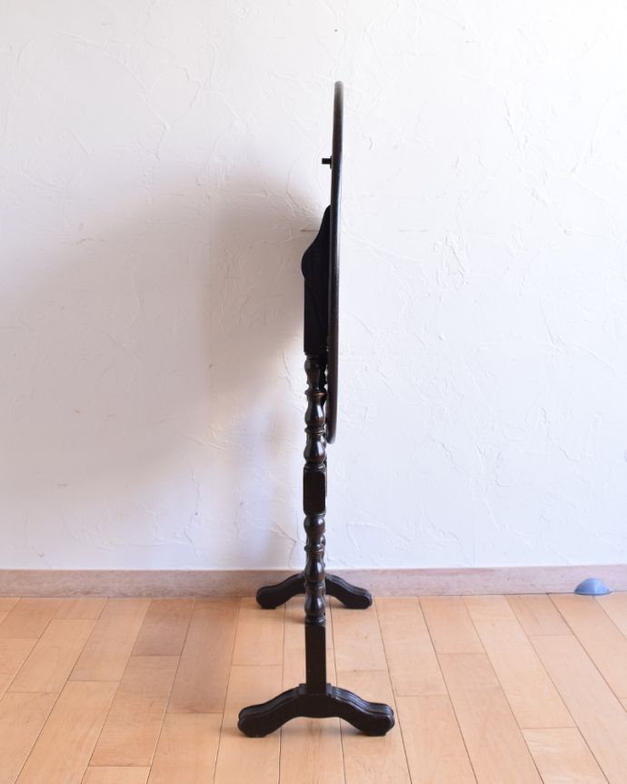 アンティークのテーブル アンティーク家具 折りたたみできるフォールディングテーブル、イギリスのアンティーク家具。使わないときは、たたんで壁につけておけば、お部屋が広く使えます。(q-853-f)