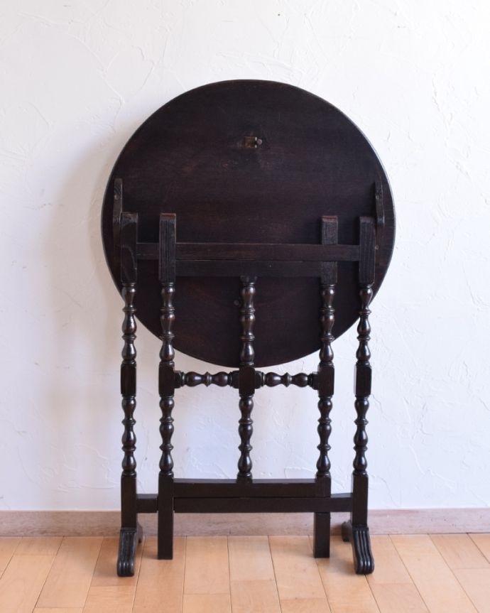 アンティークのテーブル アンティーク家具 折りたたみできるフォールディングテーブル、イギリスのアンティーク家具。アンティークは新品ではないので、もちろん経年変化によるキズはありますが、専門の職人が目立たないようキレイにお直しをしているので、どこから見てもキレイです。(q-853-f)