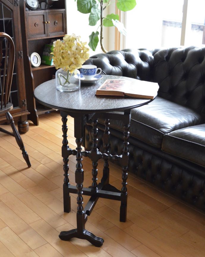 アンティークのテーブル アンティーク家具 折りたたみできるフォールディングテーブル、イギリスのアンティーク家具。お茶をしたり、物書きをしたり、パソコンを置いて仕事をしたりも出来るしっかりしたキレイな天板です。(q-853-f)