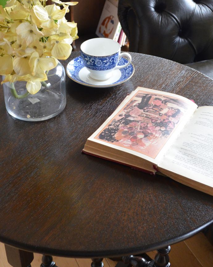 アンティークのテーブル アンティーク家具 折りたたみできるフォールディングテーブル、イギリスのアンティーク家具。いろいろ乗せて使えるジャマにならない便利な大きさです。(q-853-f)