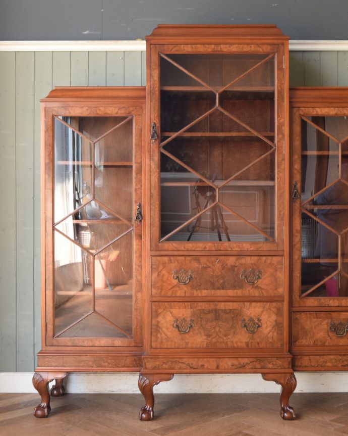アンティークのキャビネット　アンティーク家具　憧れのシノワズリデザイン、高級な雰囲気漂う英国アンティークのブックケース（ウォルナット材）。ガラスが美しく、お部屋に海外の空気が流れていきます。(q-855-f)
