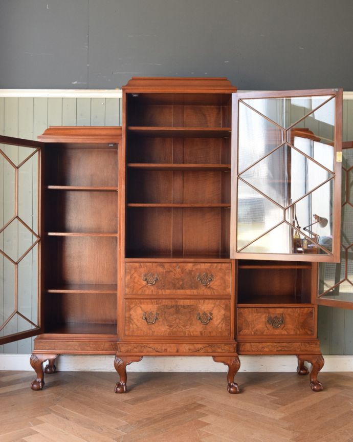 アンティークのキャビネット　アンティーク家具　憧れのシノワズリデザイン、高級な雰囲気漂う英国アンティークのブックケース（ウォルナット材）。食器や写真立て、本やDVDなどなど、たくさん飾ればディスプレイの幅が広がります！ガラスが大きいので、中に飾ったものがいい感じに見えてオシャレになります。(q-855-f)